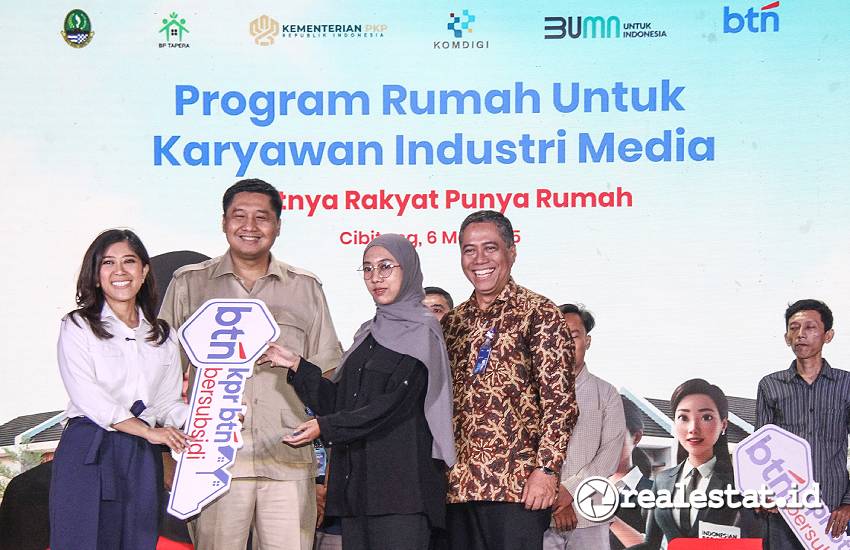 Menteri Komunikasi-dan Digital (Komdigi), Meutya Hafid dan Menteri Perumahan-dan Kawasan Permukiman (PKP), Maruarar-Sirait saat serah terima kunci rumah subsidi bagi karyawan industri media, Selasa (06/05/2025) di Perumahan Grand Harmony, Cibitung Kabupaten Bekasi, Jawa Barat. (Sumber: BTN)