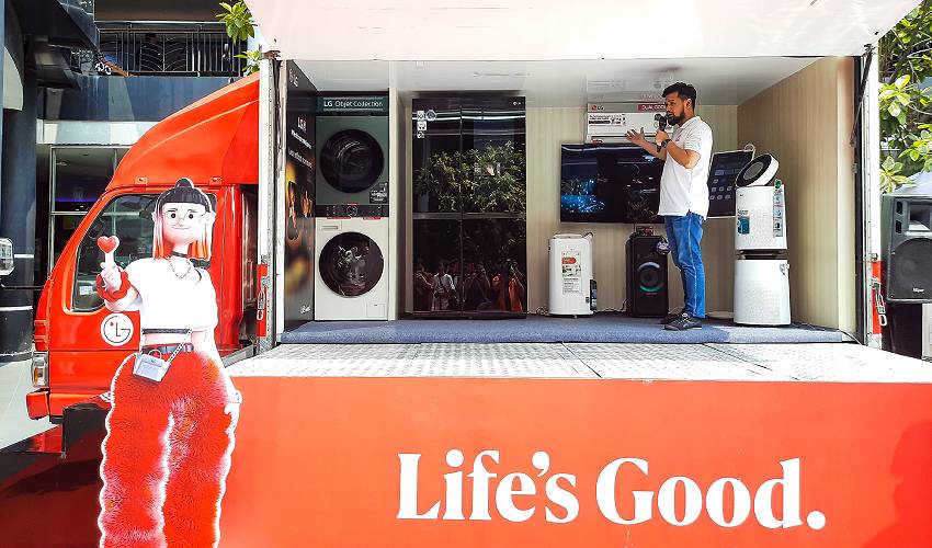 Corporate Marketing Manager LG Electronics Indonesia, Dedi Triono menerangkan berbagai produk elektronik LG yang dibawa dalam kampanye Life's Good Truck-RealEstat.id-Adhitya Putra