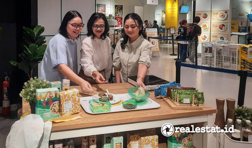 Ki-ka: IKEA Food Commercial Manager, Ariane Vinsontia; dan Communication & PR Manager IKEA Indonesia, Ririn Basuki bersama dengan dokter spesialis anak dr. Claudy Bunga Saing berbagi tips kreatif mempersiapkan makanan sehat dan bergizi untuk anak pada Kamis (22/05/2025) lalu di IKEA Mall Taman Anggrek Jakarta. (Foto: RealEstat.id/Adhitya Putra).