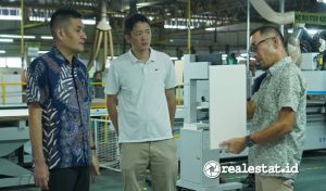 Yoshihiro Hishikawa, Marketing Advisor PT Hou-Tech Trading (HTT) yang berdiri di sebelah kiri dan paling kanan Yoshihiko Imai, General Manager of PT Hou-Tech Indonesia pada kegiatan kunjungan pabrik PT Hou-Tech Indonesia, Kamis (08/05/2025) lalu di Pasuruan, Jawa Timur, (Foto: RealEstat.id/Adhitya Putra)