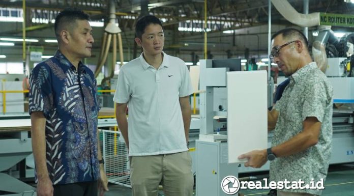 Yoshihiro Hishikawa, Marketing Advisor PT Hou-Tech Trading (HTT) yang berdiri di sebelah kiri dan paling kanan Yoshihiko Imai, General Manager of PT Hou-Tech Indonesia pada kegiatan kunjungan pabrik PT Hou-Tech Indonesia, Kamis (08/05/2025) lalu di Pasuruan, Jawa Timur, (Foto: RealEstat.id/Adhitya Putra)