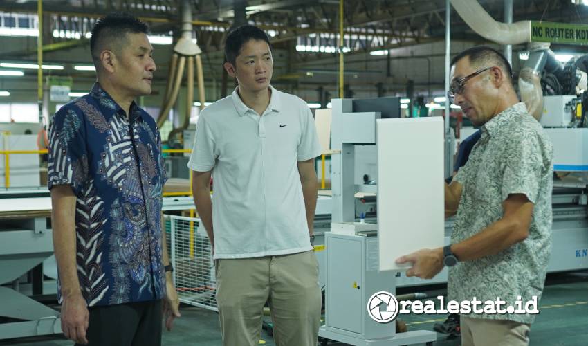 Yoshihiro Hishikawa, Marketing Advisor PT Hou-Tech Trading (HTT) yang berdiri di sebelah kiri dan paling kanan Yoshihiko Imai, General Manager of PT Hou-Tech Indonesia pada kegiatan kunjungan pabrik PT Hou-Tech Indonesia, Kamis (08/05/2025) lalu di Pasuruan, Jawa Timur, (Foto: RealEstat.id/Adhitya Putra)