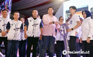 Menteri PKP, Maruarar Sirait secara simbolis menyerahkan kunci rumah subsidi kepada buruh dalam peringatan May Day, Kamis, 1 Mei 2025. (Foto: BP Tapera)