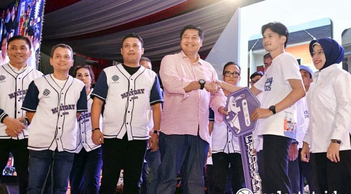 Menteri PKP, Maruarar Sirait secara simbolis menyerahkan kunci rumah subsidi kepada buruh dalam peringatan May Day, Kamis, 1 Mei 2025. (Foto: BP Tapera)