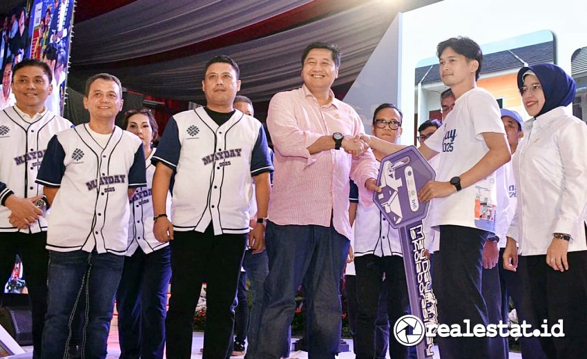 Menteri PKP, Maruarar Sirait secara simbolis menyerahkan kunci rumah subsidi kepada buruh dalam peringatan May Day, Kamis, 1 Mei 2025. (Foto: BP Tapera)