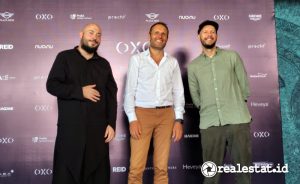 Dari kiri ke kanan: Lev Kroll, CEO Nuanu Creative City; Johannes Weissenbaeck, Founder dan CEO OXO Group Indonesia; dan Chris Precht, pemilik Studio Precht saat press conference OXO The Pavilions, Rabu, 7 Mei 2025. (Foto: Realestat.id/Anto Eraawan) 