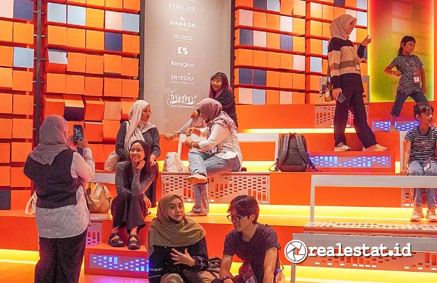 Pengunjung ARCH_ID 2025 merasakan instalasi IKONS Furniture karya Metaphor Interior Architecture-RealEstat.id