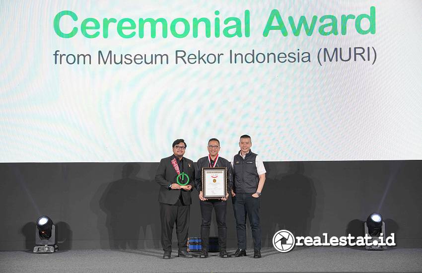 Penyerahan Piagam MURI Kepada Schneider Electric-RealEstat.id