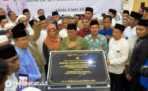 Gubernur Jakarta Dr. Ir. Pramono Anung Wibowo, M,M (tengah) didampingi sejumlah tokoh agama saat meresmikan Masjid Jakarta Garden City, Sabtu, 4 Mei 2025. (Foto: Istimewa) 