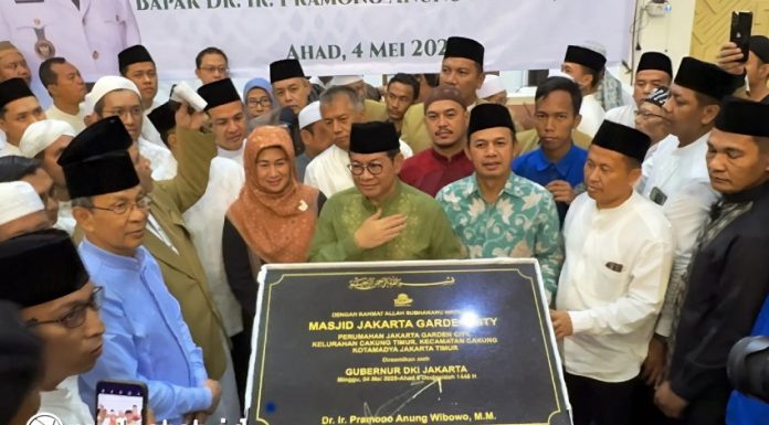 Gubernur Jakarta Dr. Ir. Pramono Anung Wibowo, M,M (tengah) didampingi sejumlah tokoh agama saat meresmikan Masjid Jakarta Garden City, Sabtu, 4 Mei 2025. (Foto: Istimewa) 