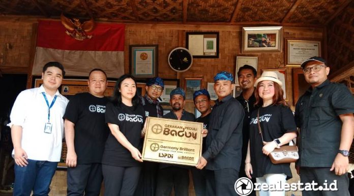 Penyerahan simbolis 5 saung kamar mandi oleh Germany Brilliant (GB) Bersama dengan LSPDII dan Bazar Bangunan kepada masyarakat kampung Baduy di Lebak, Banten. (Sumber: Istimewa)