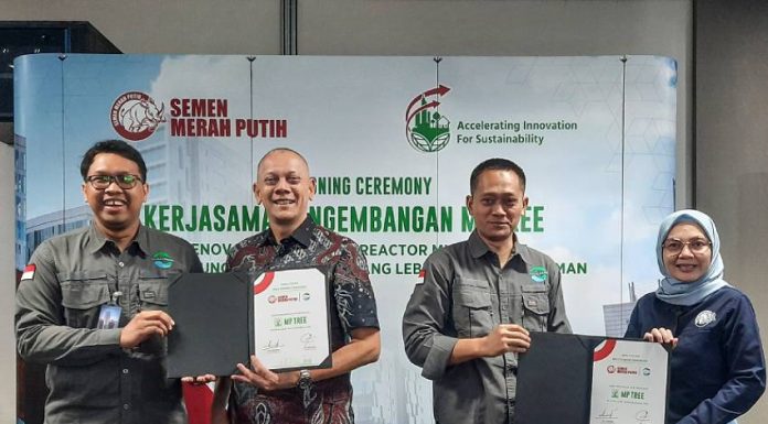 Penandatanganan MoU antara Semen Merah Putih dengan PT AlgaePark Indonesia Mandiri untuk mengembangkan dan memproduksi pohon cair mikroalga MP Tree, Jumat (23/05/2025) di Gama Tower, Jakarta. (Foto: RealEstat.id/Adhitya Putra)