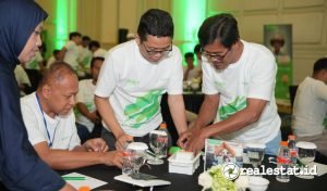 Sesi praktik perakitan RCCB oleh instalatur dalam program pelatihan Gerakan Listrik Aman Schneider Electric yang pecahkan Rekor MURI-RealEstat.id