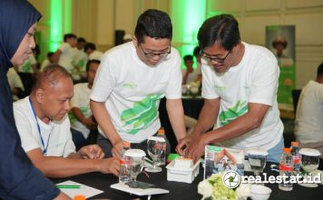 Sesi praktik perakitan RCCB oleh instalatur dalam program pelatihan Gerakan Listrik Aman Schneider Electric yang pecahkan Rekor MURI-RealEstat.id