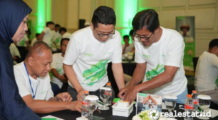 Sesi praktik perakitan RCCB oleh instalatur dalam program pelatihan Gerakan Listrik Aman Schneider Electric yang pecahkan rekor Museum Rekor Indonesia atau MURI. (Sumber:  Istimewa)