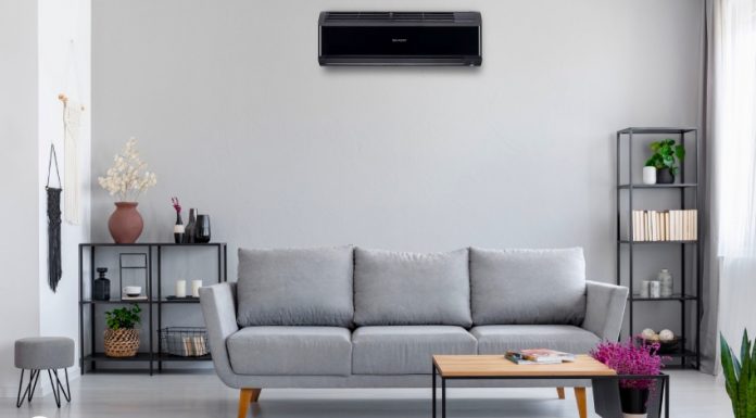 AC Sharp Black Series yang diletakkan di ruang tamu dengan design minimalis memberikan nilai lebih bagi sebuah ruangan. (Foto: Dok. Sharp Indonesia)
