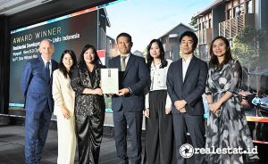 Dari kiri ke kanan: Nathania Damara (Product & Development Supervisor Hiera), Laurencia Evilyn (Project Director Hiera), Daisuke Kobayashi (President Director Hiera), Adelia (Sales, Marketing & Promotion Departement Head Hiera), Sotara Harasawa (Director Hiera) dalam seremoni penyerahan penghargaan kategori Residential Development 20+ Units for Indonesia untuk proyek hunian Hiera dalam ajang Asia Pacific Property Awards 2025.