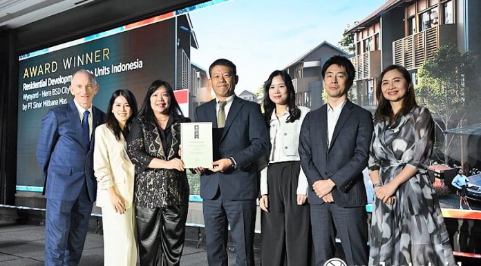 Dari kiri ke kanan: Nathania Damara (Product & Development Supervisor Hiera), Laurencia Evilyn (Project Director Hiera), Daisuke Kobayashi (President Director Hiera), Adelia (Sales, Marketing & Promotion Departement Head Hiera), Sotara Harasawa (Director Hiera) dalam seremoni penyerahan penghargaan kategori Residential Development 20+ Units for Indonesia untuk proyek hunian Hiera dalam ajang Asia Pacific Property Awards 2025.