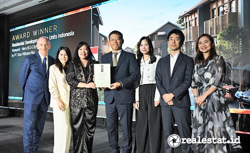Dari kiri ke kanan: Nathania Damara (Product & Development Supervisor Hiera), Laurencia Evilyn (Project Director Hiera), Daisuke Kobayashi (President Director Hiera), Adelia (Sales, Marketing & Promotion Departement Head Hiera), Sotara Harasawa (Director Hiera) dalam seremoni penyerahan penghargaan kategori Residential Development 20+ Units for Indonesia untuk proyek hunian Hiera dalam ajang Asia Pacific Property Awards 2025.