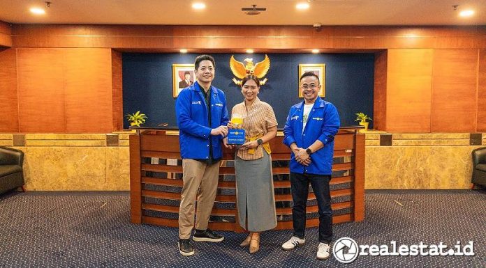 Ki-ka" - Gaery Undarsa, Co-Founder & Chief Marketing Officer tiket.com, Wakil Menteri Pariwisata (Wamenpar) RI, dan Dudi Arisandi, Chief People Officer tiket.com. (Sumber: Istimewa)