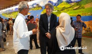 Wataru Kurihara, Global Deputy Director of Shimizu Corporation berbincang hangat bersama peserta seusai sesi diskusi pada acara Architalk 2025. (Sumber: Astra Property)