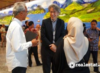 Wataru Kurihara, Global Deputy Director of Shimizu Corporation berbincang hangat bersama peserta seusai sesi diskusi pada acara Architalk 2025_ Envisioning TOD Future for Jakarta & Tokyo-RealEstat.id