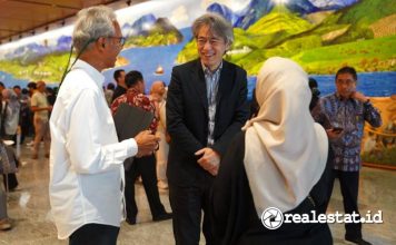 Wataru Kurihara, Global Deputy Director of Shimizu Corporation berbincang hangat bersama peserta seusai sesi diskusi pada acara Architalk 2025_ Envisioning TOD Future for Jakarta & Tokyo-RealEstat.id