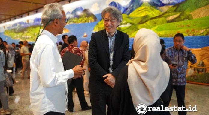 Wataru Kurihara, Global Deputy Director of Shimizu Corporation berbincang hangat bersama peserta seusai sesi diskusi pada acara Architalk 2025. (Sumber: Astra Property)