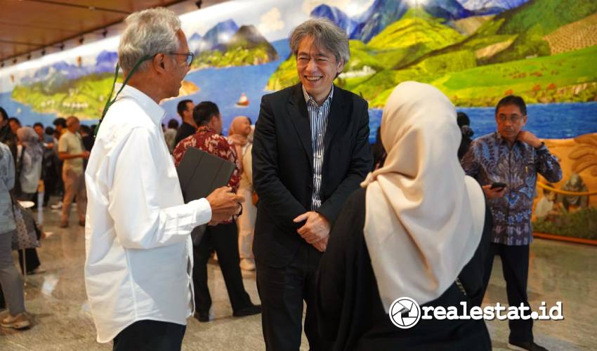 Wataru Kurihara, Global Deputy Director of Shimizu Corporation berbincang hangat bersama peserta seusai sesi diskusi pada acara Architalk 2025. (Sumber: Astra Property)