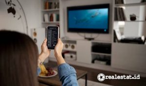 Ilustrasi pengguna aplikasi remote TV di smartphone Android. (Sumber: Free Pic)