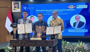 Direktur Jenderal Perdagangan Dalam Negeri Kementerian Perdagangan, Iqbal Shoffan Shofwan dan Direktur PT Rumah Mebel Nusantara (IKEA Indonesia), Hadrianus Wahyu Trikusumo menandatangani Nota Kesepahaman Rabu (04/05/2025) di Jakarta. (Sumber: Istimewa)