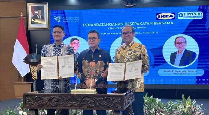 Direktur Jenderal Perdagangan Dalam Negeri Kementerian Perdagangan, Iqbal Shoffan Shofwan dan Direktur PT Rumah Mebel Nusantara (IKEA Indonesia), Hadrianus Wahyu Trikusumo menandatangani Nota Kesepahaman Rabu (04/05/2025) di Jakarta. (Sumber: Istimewa)