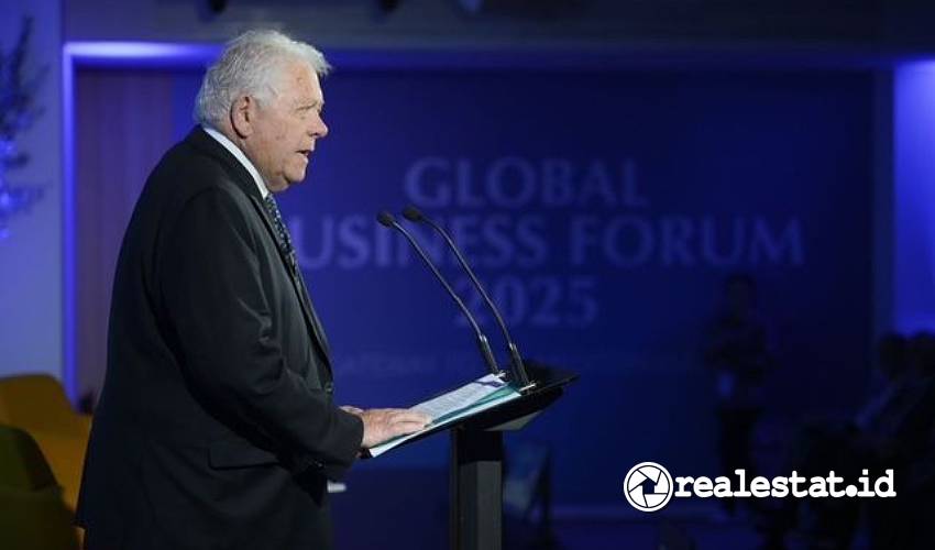 John E. Drew, Chair of WTCA board of Directors mempresentasikan peran blockchain dan Web3 dalam sektor properti global di WTCA Global Business Forum 2025 di Marseille-RealEstat.id