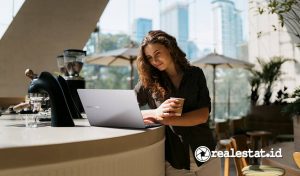 Ilustrasi pengguna laptop bisnis AI terbaik dari ASUS yang baru saja diluncurkan, yakni ExpertBook P3405CVA. (Sumber: Asus Indonesia)
