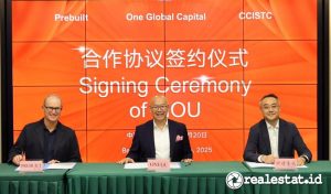 Dari kiri ke kanan: Rob Colquhoun, Executive General Manager Prebuilt; Iwan Sunito, CEO One Global Capital; dan Zhang Jianfei, Chairman CSCI saat penandatanganan MoU di Beijing, China, Selasa, 20 Mei 2025. (Foto: Istimewa)