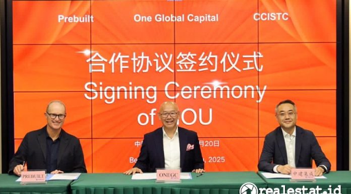 Dari kiri ke kanan: Rob Colquhoun, Executive General Manager Prebuilt; Iwan Sunito, CEO One Global Capital; dan Zhang Jianfei, Chairman CSCI saat penandatanganan MoU di Beijing, China, Selasa, 20 Mei 2025. (Foto: Istimewa)
