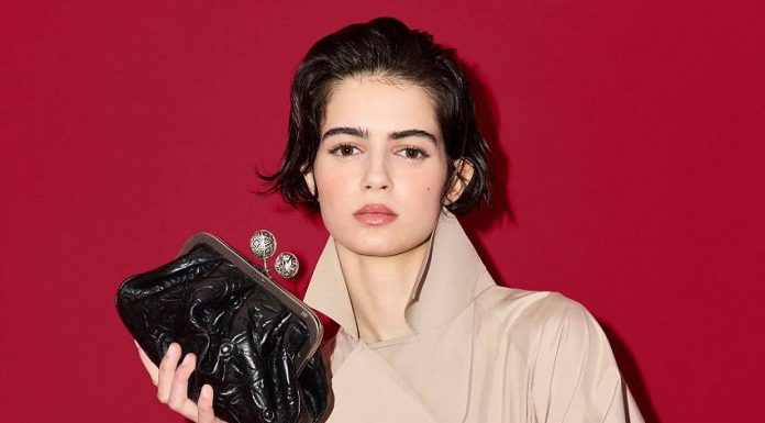 Tas Pasticcino Spanish Heritage dari Weekend Max Mara berbahan kulit timbul premium dengan pengemas bola berlapis emas. (Sumber: Max Mara Indonesia)