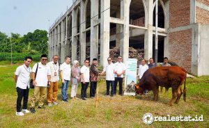 Penyerahan hewan kurban untuk seluruh wilayah di sekitar proyek Sinar Mas Land dilakukan secara simbolis oleh Pengurus Yayasan Muslim Sinar Mas Land kepada Pengurus Dewan Kemakmuran Masjid (DKM) Masjid Raya Raudhatul Jannah,  Islamic Center di BSD City pada 5 Juni 2025. (Foto: Istimewa)