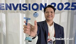 Nico S. Wiratama, CEO ecommerceloka, menerima penghargaan ‘Top Engagement Chain 2025’ dari Trip.com Group di ajang Envision 2025, Shanghai, China. (Sumber: Istimewa)