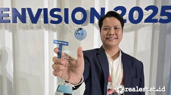 Nico S. Wiratama, CEO ecommerceloka, menerima penghargaan ‘Top Engagement Chain 2025’ dari Trip.com Group di ajang Envision 2025, Shanghai, China. (Sumber: Istimewa)