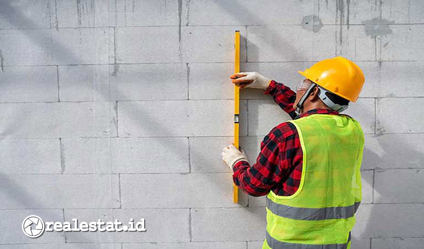 simulasi perhitungan dan pemasangan bata ringan oleh tenaga tukang bangunan-RealEstat.id