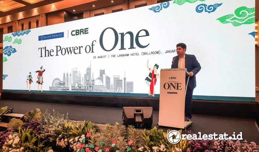 Anshuman Magazine, Chairman & CEO India, South-East Asia, Middle East & Africa CBRE-RealEstat.id-Adhitya Putra