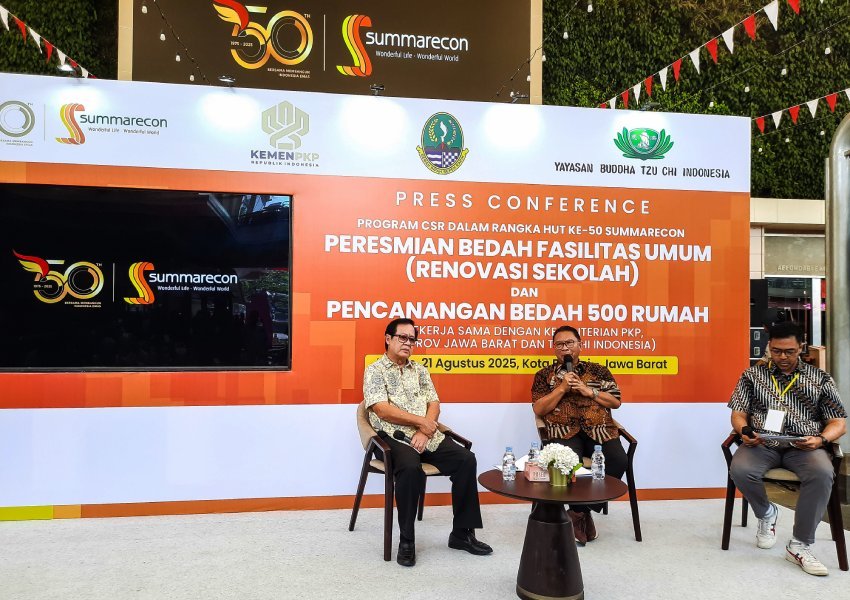 President Director PT Summarecon Agung Tbk, Adrianto P. Adhi menerangkan program CSR Bedah 500 Rumah di Bekasi, Jawa Barat-RealEstat.id-Adhitya Putra