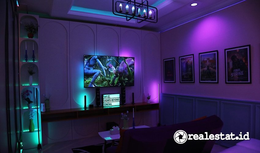 Penerapan lampu pintar hemat energi atau Smart lamp wifi WiZ TV Sync Lights di ruang keluarga-RealEstat.id