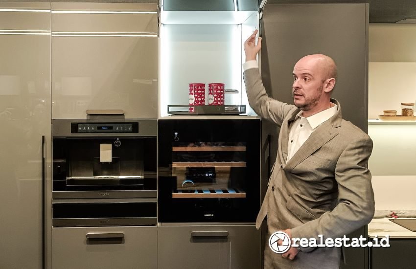 David Lorenzo menjelaskan solusi interior dengan teknologi Jerman milik Hafele-RealEstat.id