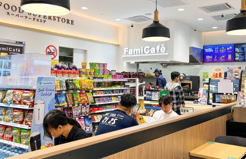 Pengunjung menggunakan WiFi FamilyMart gratis-RealEstat.id