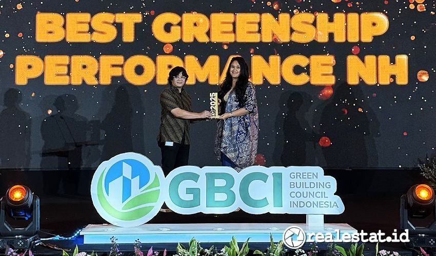 Vania Ariyani, Head of Sales Altea BLVD, menerima penghargaan Best Greenship Performance Neighborhood di ajang Greenship Awards 2025-RealEstat.id (1)