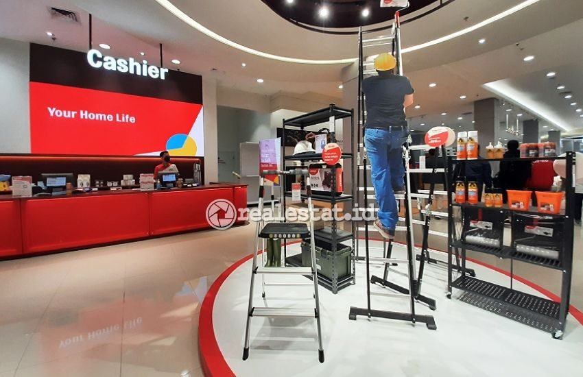 perabot rumah tangga AZKO berupa tangga lipat-RealEstat.id-Adhitya Putra