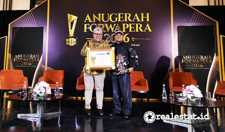 Wakil Menteri PKP, Fahri Hamzah menerima Penghargaan properti nasional 2026 dari FORWAPERA-RealEstat.id