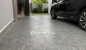 Keramik garasi mobil kasar anti licin-RealEstat.id